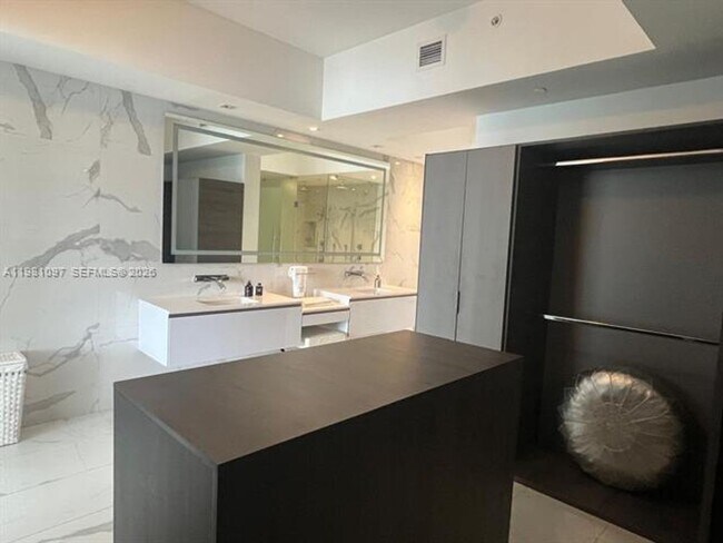 Building Photo - 5500 Island Estates Dr