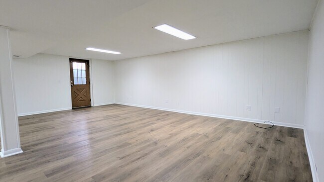 Building Photo - 330 S Oak St