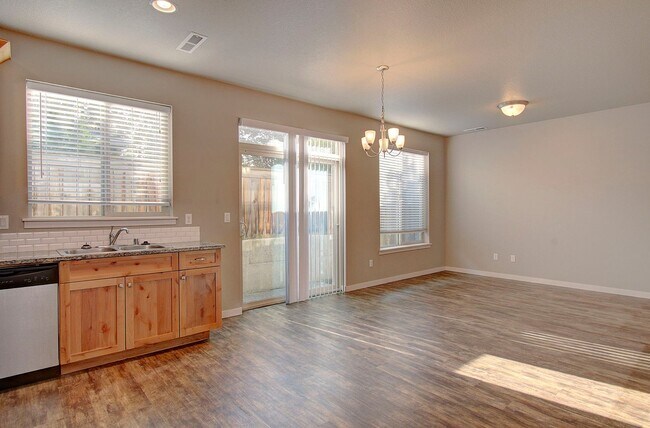 Building Photo - 3 BR, 2.5 BA Creekwood Townhome - $500 OFF 1st Mo. Rent!