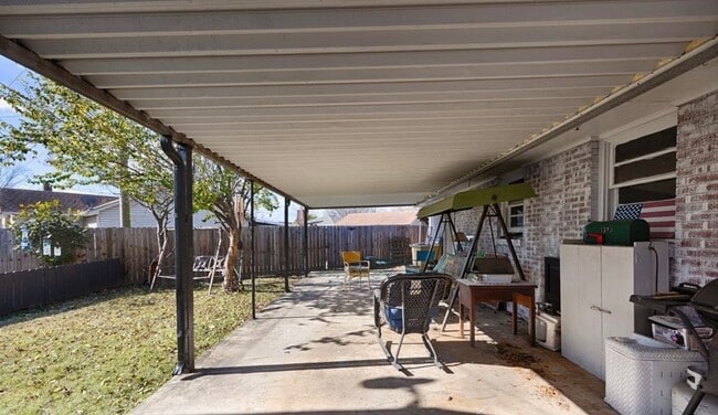 Building Photo - Charming 3 Bedroom, 2 Bathroom Home in Dec...