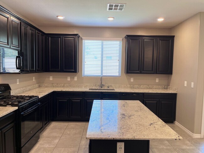 Building Photo - 3 Bedroom Single Family home - Gated community