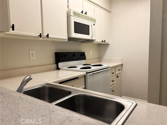 Building Photo - 10655 Lemon Ave