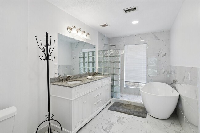 Building Photo - 9805 Shadow Wood Dr