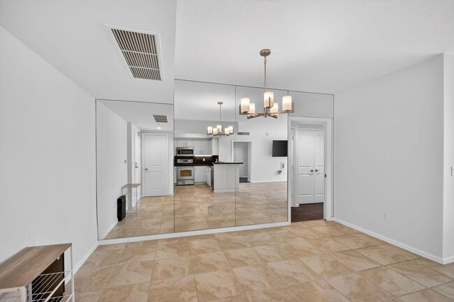 Building Photo - 403 S Sapodilla Ave
