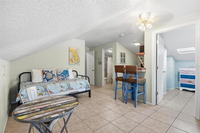 Building Photo - 305 N 6th St