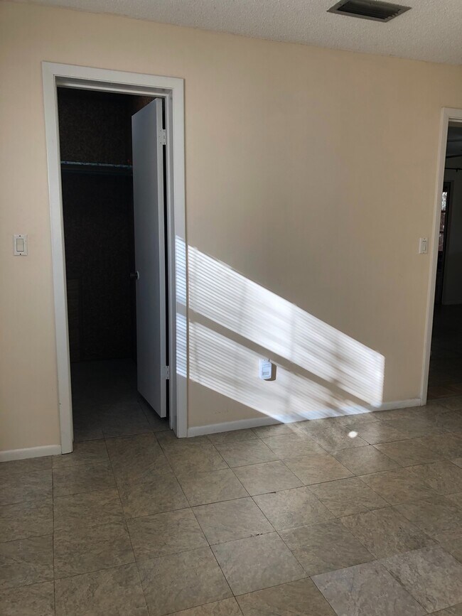 Building Photo - 2 Bed 1 Bath | Large Yard | Washer/Dryer H...