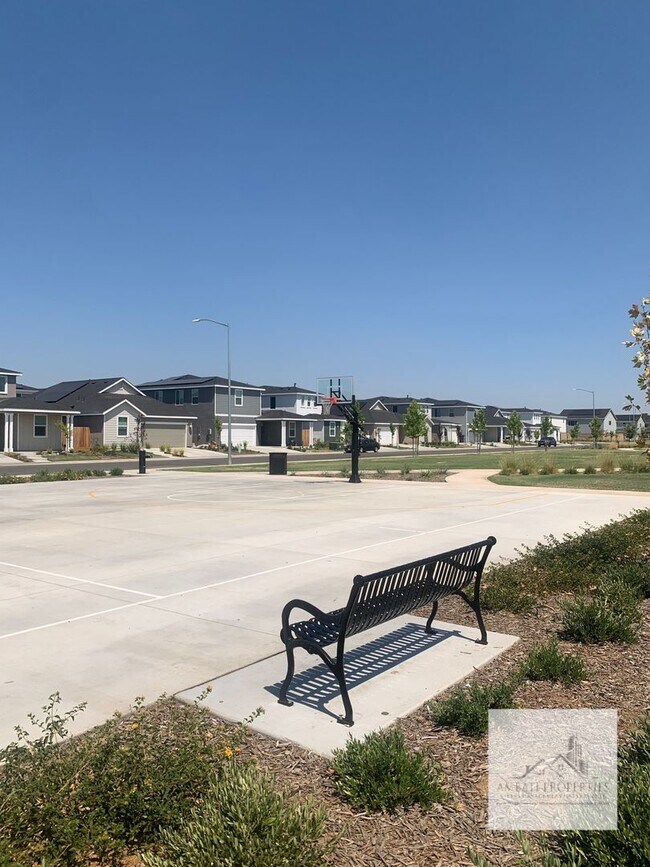 Building Photo - Newer 4 Bedroom 3 Bath Home with SOLAR! Cl...