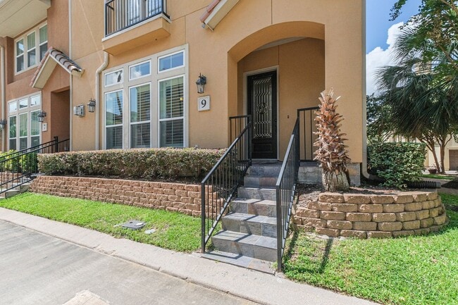 Building Photo - Furnished 3BR 3 Story Townhome