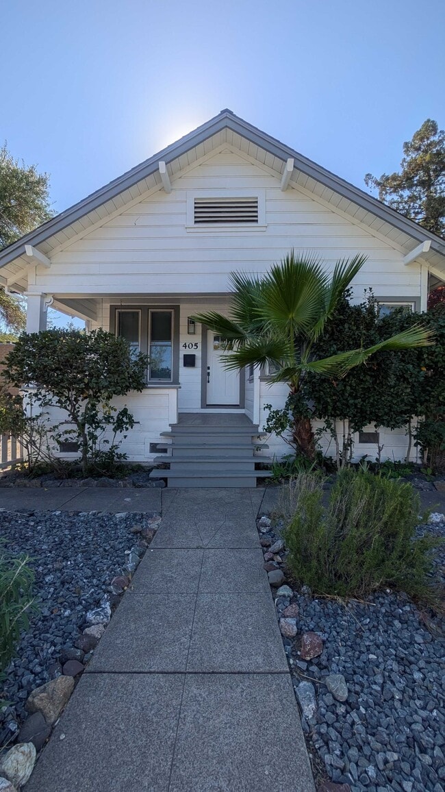 Building Photo - 405 N Cloverdale Blvd