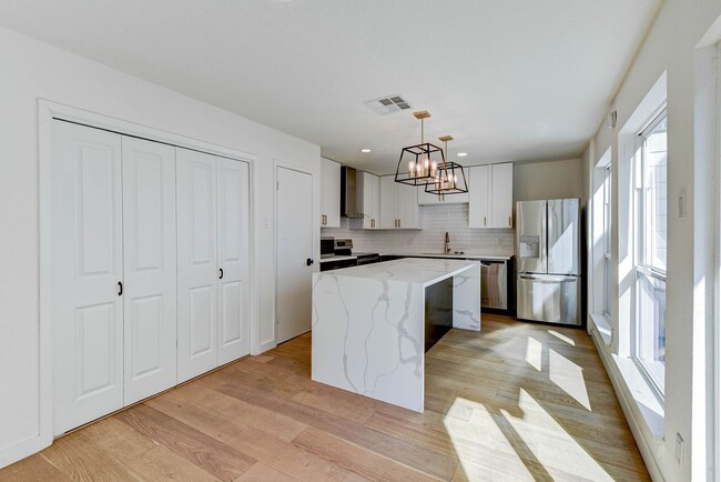 Building Photo - Museum District: Chic 2-Story newly updated home!