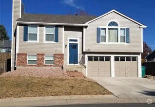 Building Photo - Lovely bi-level 3 bed/2 bath home with fen...
