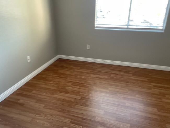 Building Photo - 2 bedroom upgraded condo in Silverado Ranch