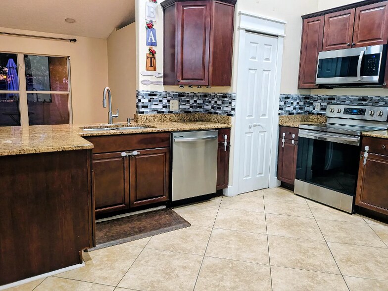 Building Photo - 11252 Cypress Leaf Dr