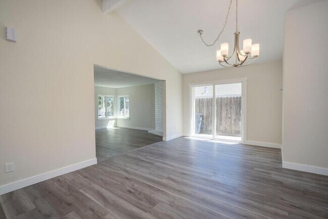 Building Photo - Beautiful fully remodeled 3-bedroom 2 bath...