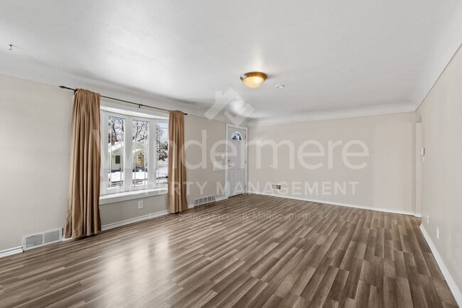 Building Photo - *MOVE IN SPECIAL * 1ST FULL MONTH FREE* Great 3-Bedroom Home IN The Garland District