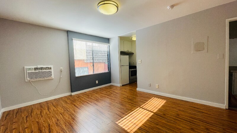 Building Photo - 7044 Hawthorn Ave