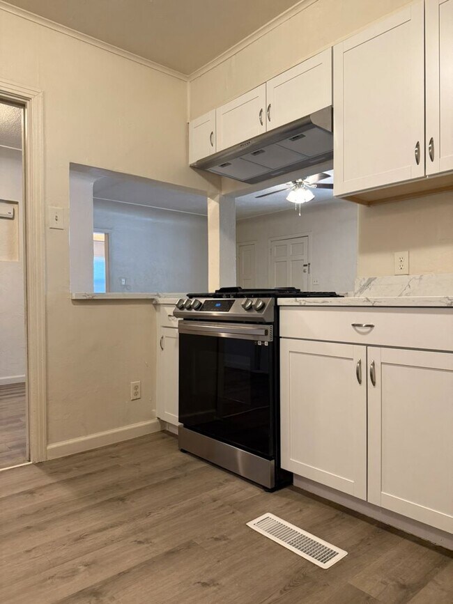 Building Photo - Charming and newly upgraded home. AVAILABL...
