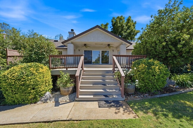 Building Photo - Beautiful Executive Level Rental on Golf Course