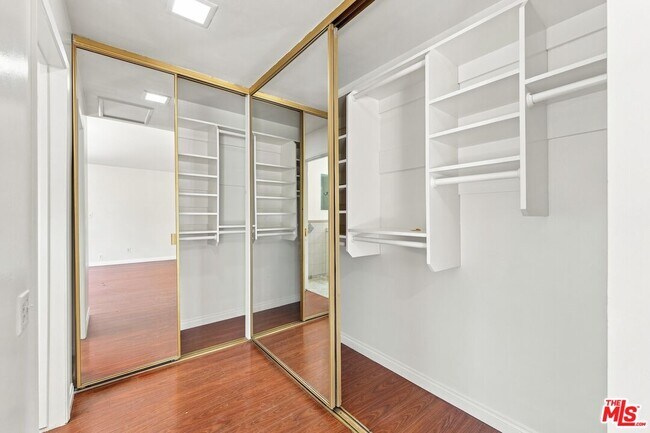 Building Photo - 15920 Gledhill St