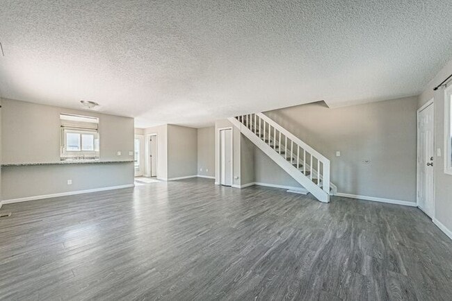 Building Photo - 3 Bed 2 Bath Townhouse, newly renovated! - MOVE IN SPECIAL