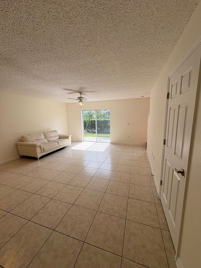 Building Photo - For Rent: 3 Bed / 2.5 Bath Townhome in Ash...