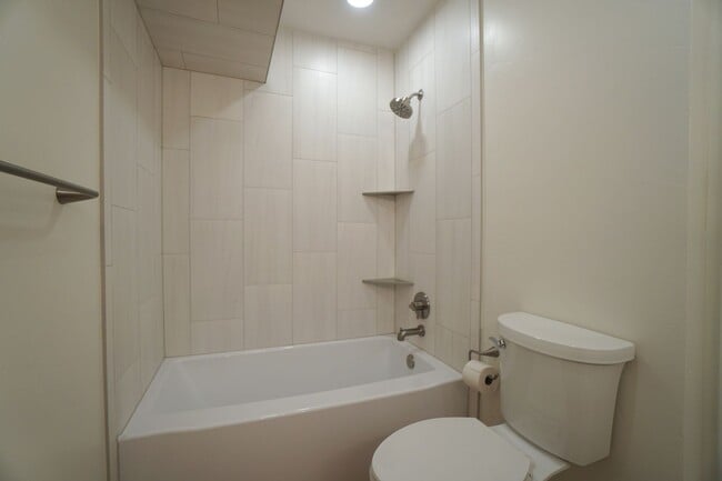 Building Photo - 2905 Mesa Rd