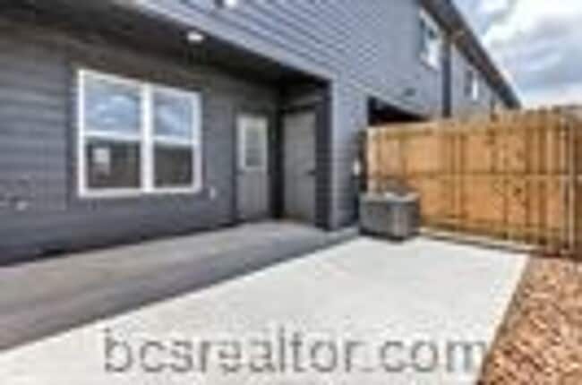 Building Photo - 1451 Associates Ave