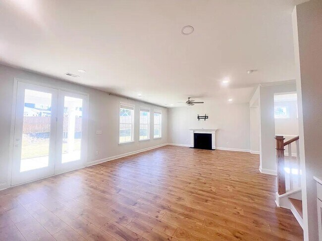 Building Photo - 1105 Cortland Vly