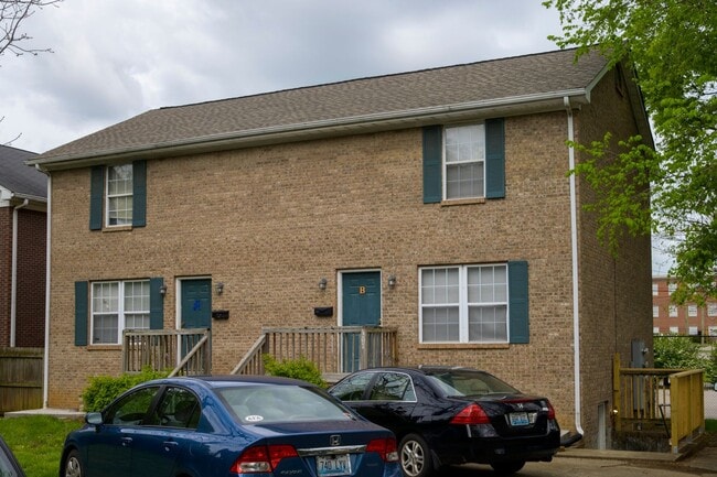 Building Photo - VIRTUAL SHOWINGS AVAILABLE - Townhome Betw...