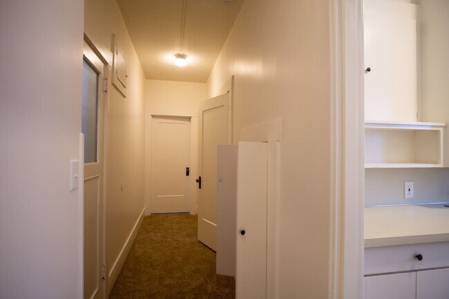 Building Photo - Gorgeous 2-Bedroom Corner Flat in 1911 Fou...
