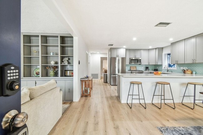 Building Photo - 2 Bedroom 2bathroom with Bonus Room in St....