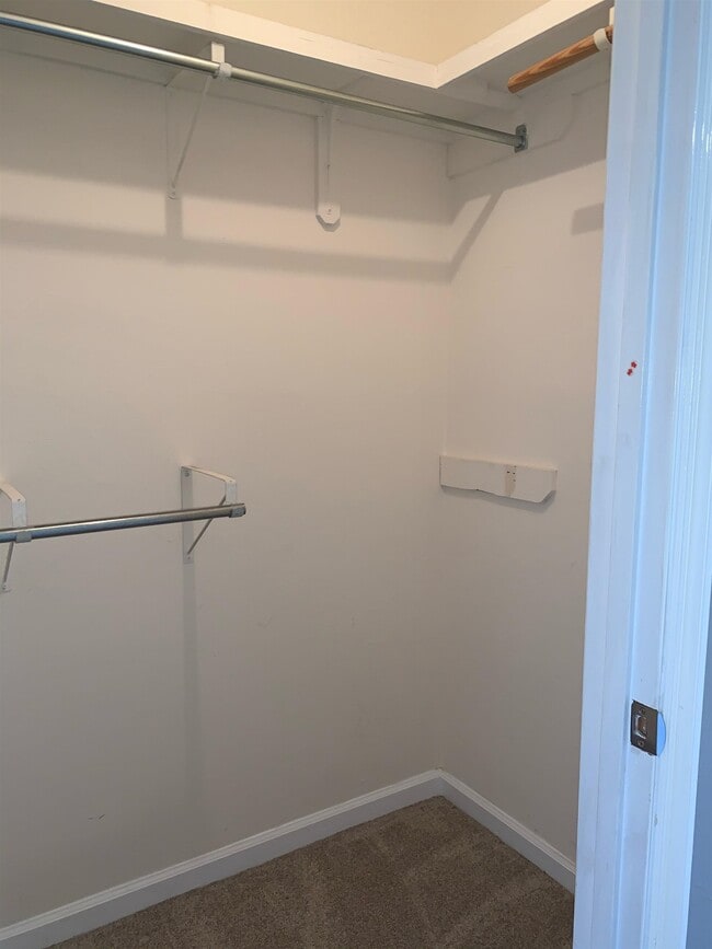 Building Photo - 552 Teal Ln