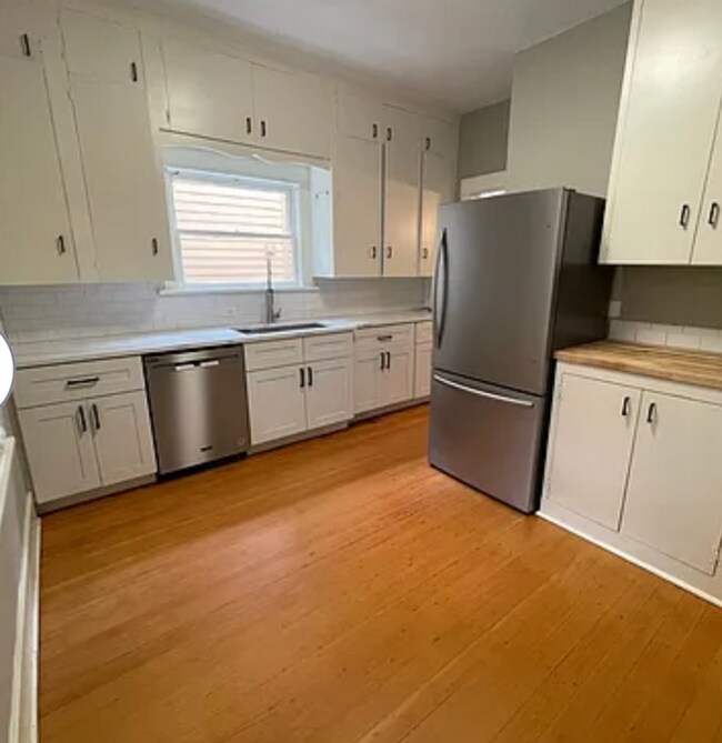 Building Photo - 4-Bedroom Home in SW Portland! Hardwood floors, spacious deck, full basement, separate entry for ...