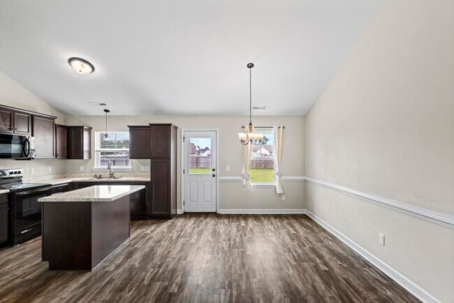 Building Photo - 211 Rowland Dr
