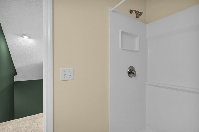 Building Photo - AVAILABLE LATE JULY 2025 (PET FRIENDLY)