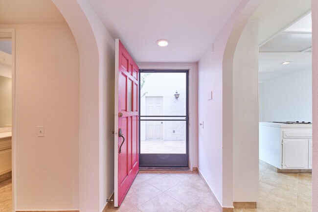 Building Photo - 616 Violeta Dr