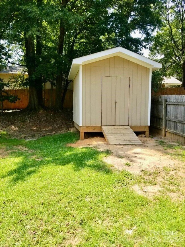Building Photo - 6613 Farrington Ln