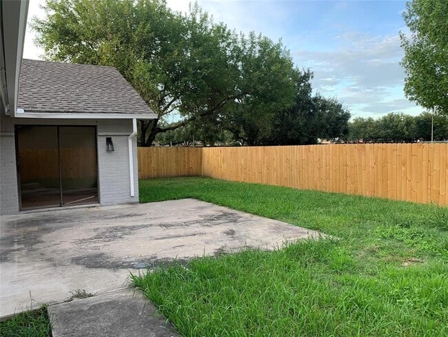 Building Photo - 610 Woodlake Cir