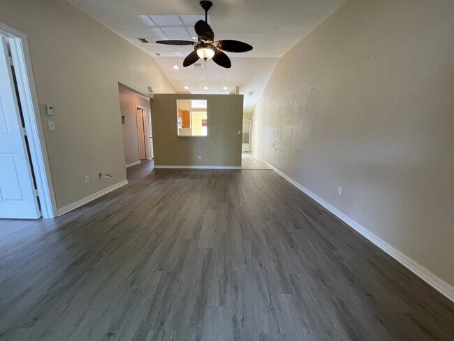 Building Photo - ANNUAL RENTAL - 2ND FLOOR LAKE VIEW 2 BED ...