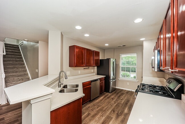 Building Photo - 2080 Valley Creek Dr