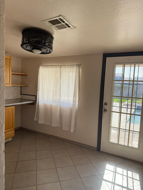 Building Photo - 2923 W Rose Ln