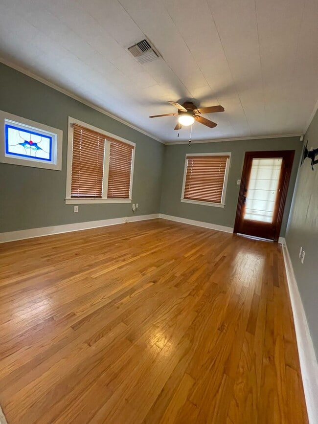 Building Photo - 2 bedroom 2 bath home, MOVE IN SPECIAL!!!