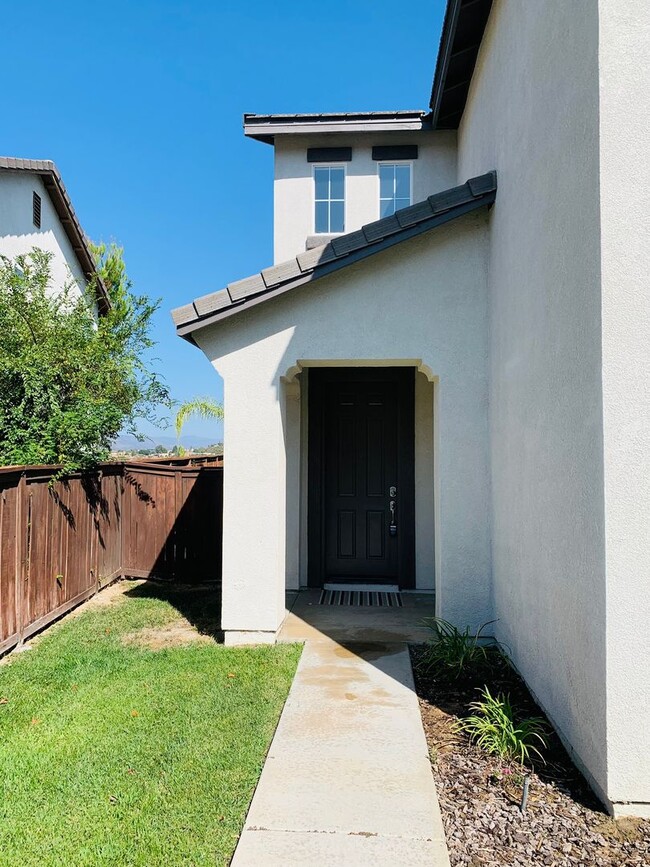 Building Photo - Large 4 bedroom home for lease in the hear...