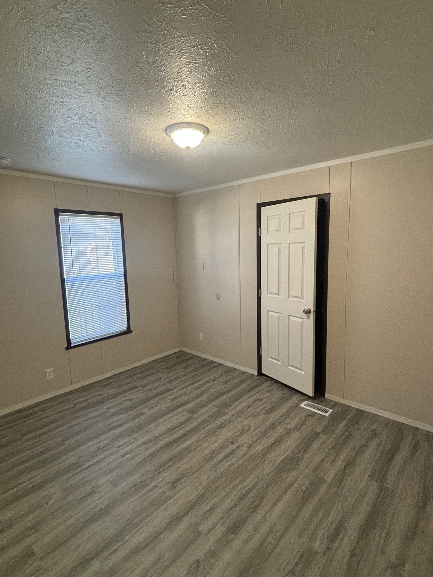 Building Photo - 831 N Pontiac Trail