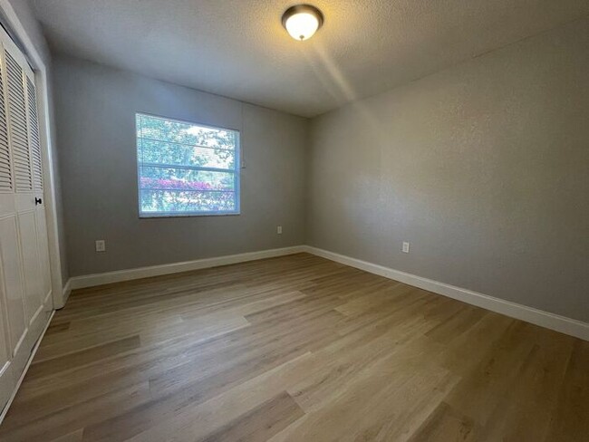 Building Photo - Newly Renovated 3 Bedroom / 2 Bath In Lake...