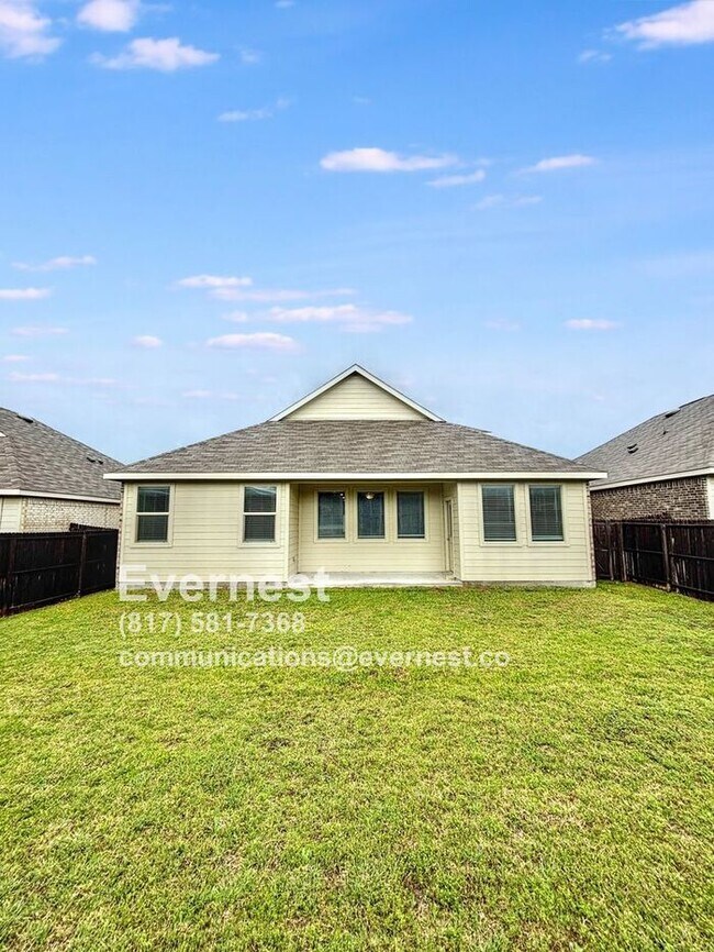 Building Photo - 4-Bedroom Home with Large Backyard and Con...
