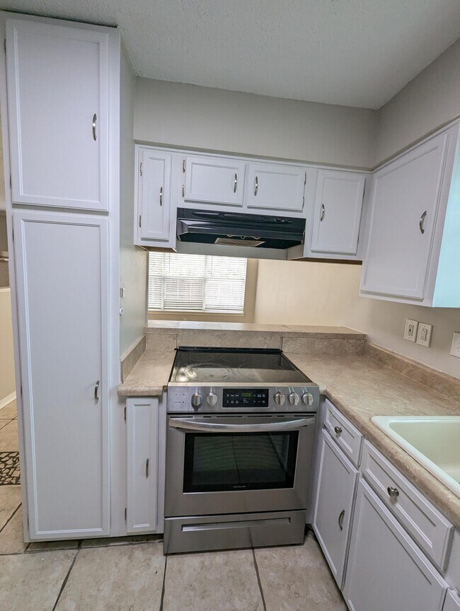 Building Photo - 1625 Campbell Dr N