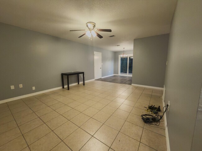 Building Photo - 209 Pinoak Ct W