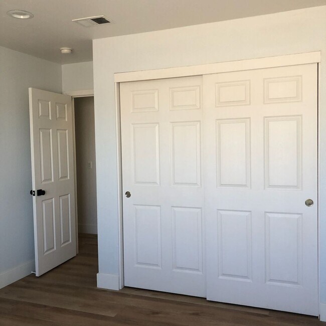 Building Photo - South Bakersfield Home
