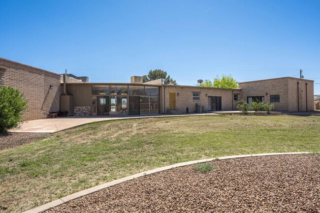 Building Photo - 1032 Carver Rd
